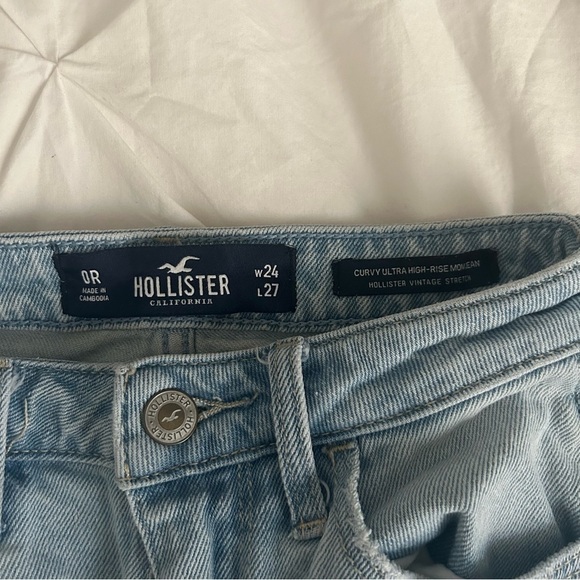 Hollister Curvy Ultra High-Rise Mom Jean - Picture 5 of 6